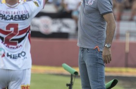 Carille passa orientaes a sua equipe na partida contra o Botafogo-SP