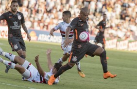 Emerson Sheik passa pelos adversários na partida contra o Botafogo-SP