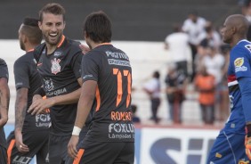 Henrique e Romero comemorando vitria contra o Botafogo-SP
