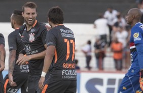 Henrique e Romero comemorando vitória contra o Botafogo-SP
