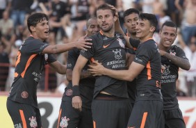 Jogadores do Corinthians comemorando gol de Henrique