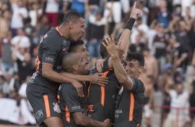 Jogadores do Corinthians comemorando gol de Henrique