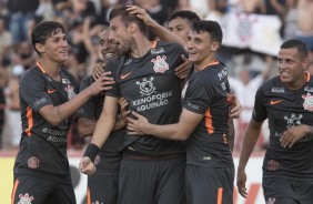 Jogadores do Corinthians comemorando gol na partida deste domingo