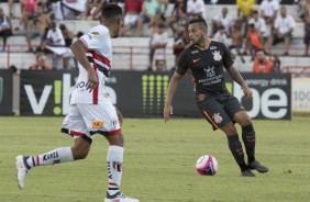 Maicon em ação contra o Botafogo-SP