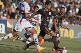 Matheus Vital em ação contra o Botafogo-SP