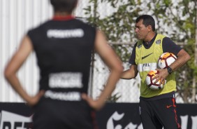 Carille passa informações aos jogadores no treino deste terça