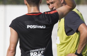 Carille passa informações aos jogadores no treino deste terça