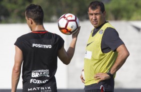 Carille passa informações aos jogadores no treino deste terça