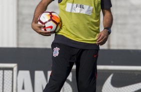 Carille passa informações aos jogadores no treino deste terça