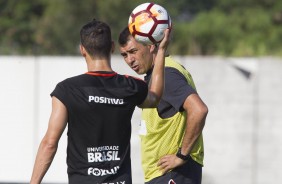 Carille passa informações aos jogadores no treino deste terça