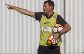 Carille passa informações aos jogadores no treino deste terça