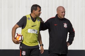 Carille passa orientações a sua equipe