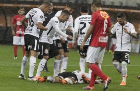 Elenco do Corinthians comemora o gol de Emerson Sheik