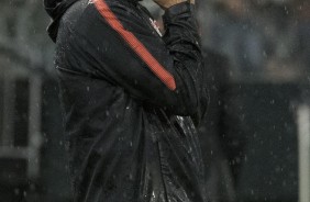 Fábio Carille concentrado a beira de campo