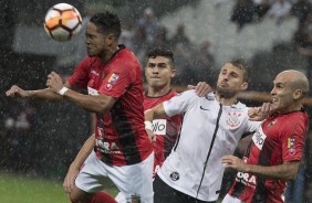 Henrique em dividida com adversário