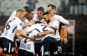 Jogadores do Corinthians comemorando gol do Sheik