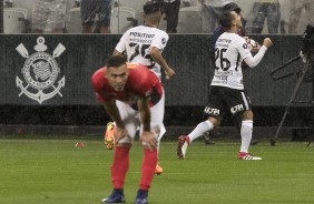 Rodriguinho e Clayson comemoram o segundo gol do Corinthians