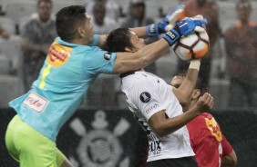 Romero em dividida com adversrio pela libertadores