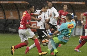 Romero em dividida com adversrio pela libertadores