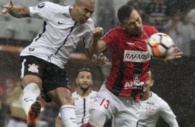 Sheik subiu alto para marcar o gol do Corinthians