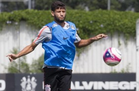 Juninho Capixaba treina no CT Joaquim Grava e segue como opção no banco para a lateral