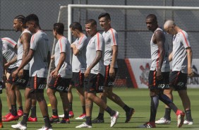 Titulares e reservas do Corinthians foram a campo para o penltimo treinamento da equipe