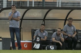 Carille e comissão técnica no banco avaliando a derrota contra o Bragantino, pelo campeonato paulist