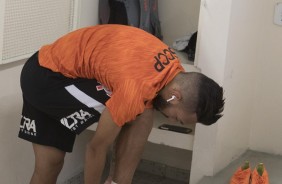 Clayson se prepara antes de entrar em campo contra o Bragantino