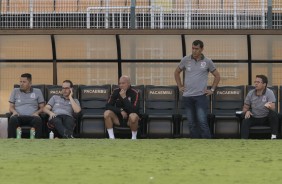 Comissão técnica do Corinthians no banco avaliando a amarga derrota diante o Bragantino