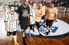 Emerson Sheik e o camisa 9 Caio, na entrada em quadra do time corinthiano pela Copa Down