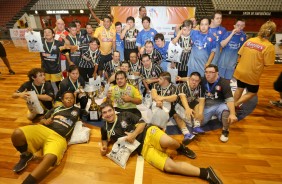 Equipe do JR/Corinthians posa para a foto de campeo da Copa Down