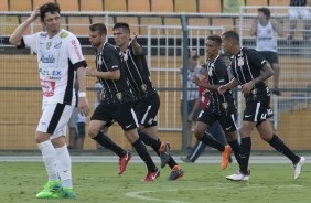 Jogadores do Corinthians comemoram o gol do zagueiro Balbuena, contra o Bragantino