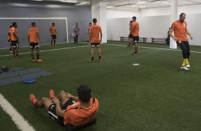 Jogadores do Corinthians em aquecimento antes de enfrentar o Bragantino