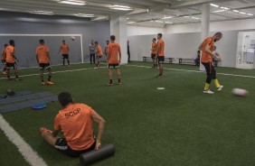 Jogadores do Corinthians em aquecimento antes de enfrentar o Bragantino