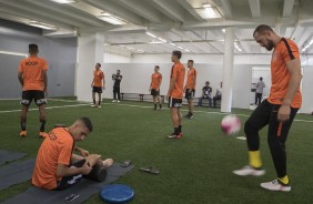 Jogadores do Corinthians em aquecimento antes de enfrentar o Bragantino