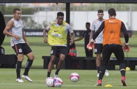 Elenco treina no CT para enfrentar o Bragantino na quinta-feira