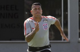 O volante Ralf treina e deve ir para o banco contra o Bragantino