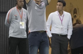 Carille orienta a equipe na partida contra o Bragantino, na Arena Corinthians