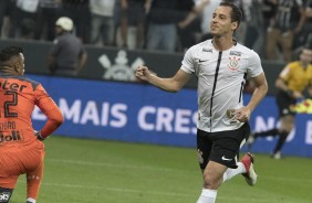 Aos 47 do segundo tempo, Rodriguinho balançou as redes rivais e renovou a esperança corinthiana