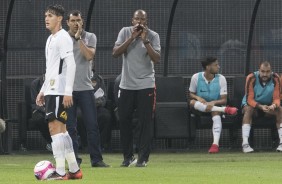 Carille e Fabinho passam instruções para o garoto Vital durante jogo contra o São Paulo