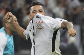 Clayson converteu sua cobrança se pênalti contra o São Paulo