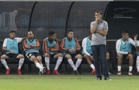 Fábio Carille observa atento a atuação alvinegra diante o São Paulo, na Arena, pelo Paulistão