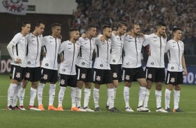 Jogadores reunidos no centro do gramado para as cobranas de penais contra o So Paulo