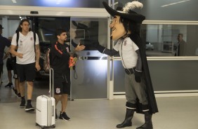 Mascote do Corinthians, o Mosqueteiro, cumprimenta os jogadores na chegada  Arena