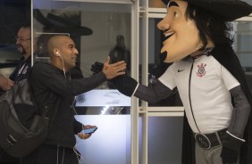 O Mosqueteiro, mascote do Corinthians, cumprimenta todos os jogadores ao chegarem na Arena