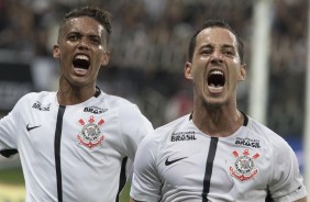 Pedrinho e Rodriguinho comemoram muito o gol do meia contra o So Paulo