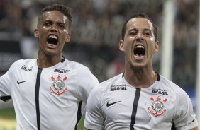 Pedrinho e Rodriguinho comemoram muito o gol do meia contra o São Paulo