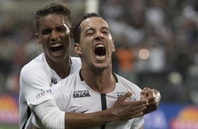 Pedrinho e Rodriguinho comemorando o gol do meia contra o São Paulo, na Arena Corinthians
