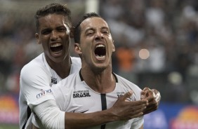 Pedrinho e Rodriguinho comemorando o gol do meia contra o So Paulo, na Arena Corinthians