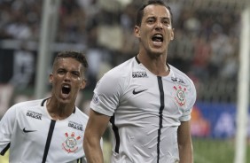 Rodriguinho jogou no sacrifício e anotou o gol que garantiu o Timão levar a partida pros penais